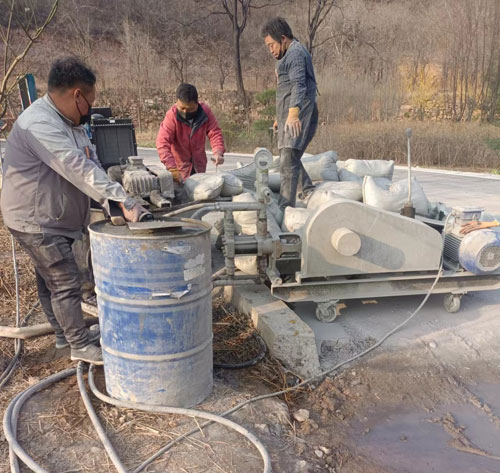 鹰手营子矿路面下沉注浆